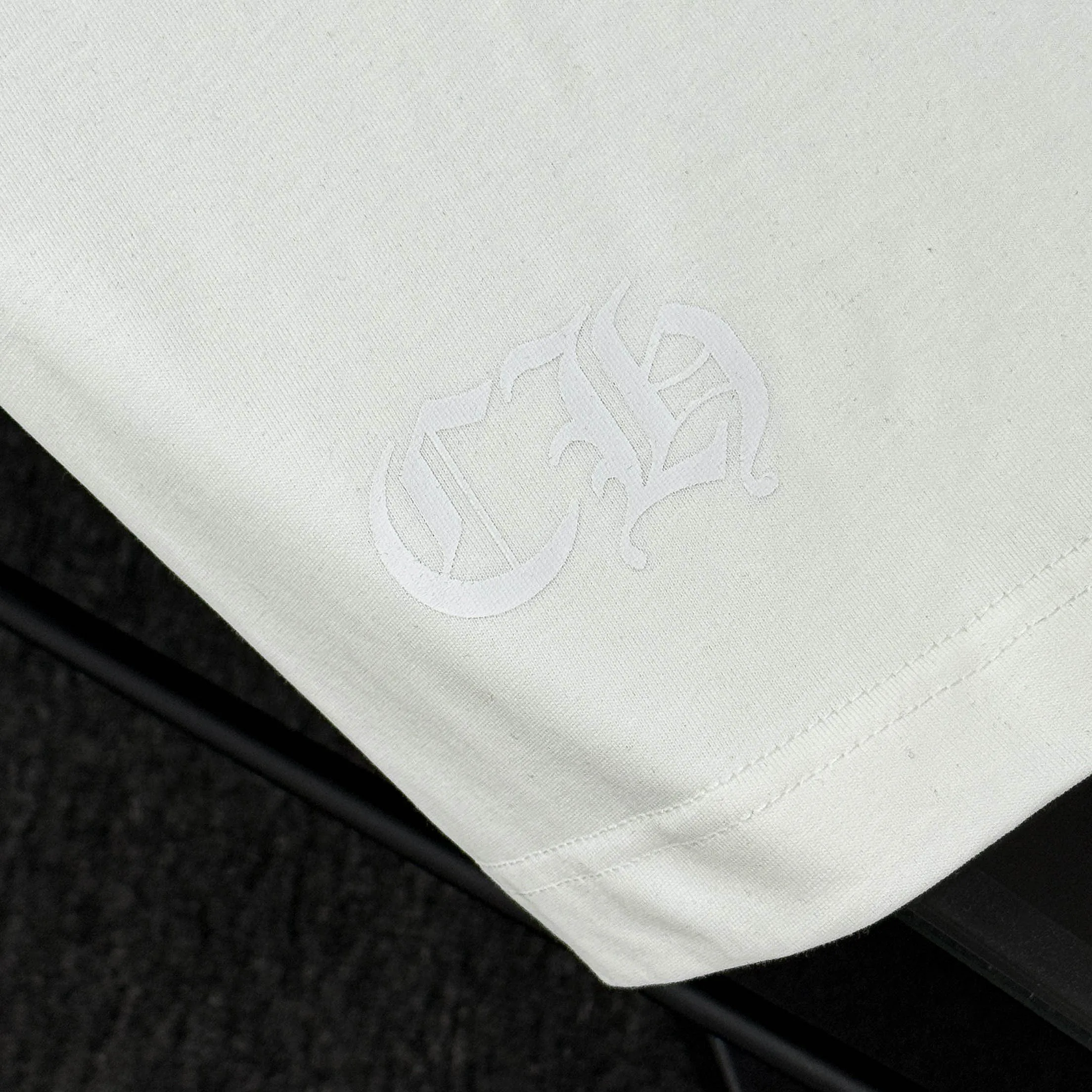 P170 Chrome Hearts 25 high-end versions. The fabric is made of 300 grams of high-density pure cotton. It does not deform or shrink. It has three labels. It is the same style for men and women. Technology: suede foaming + digital printing. Color: white, black. SIZE: S-XL.